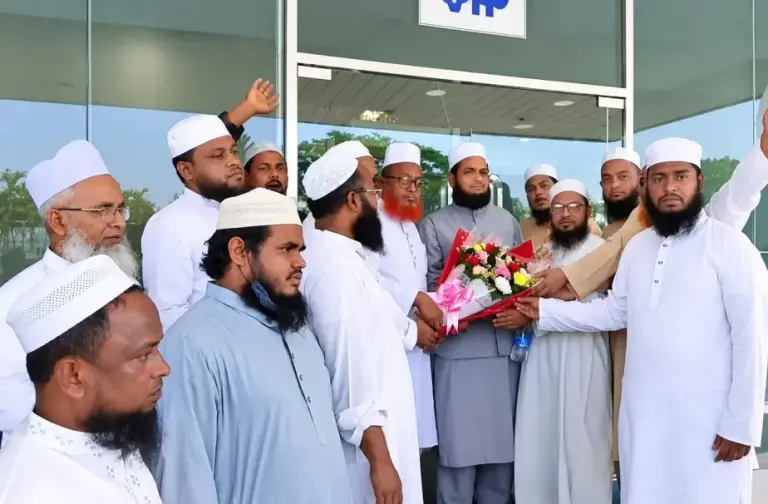 ইউকে জমিয়ত নেতা শামীম আহমদকে বিমানবন্দরে সংবর্ধনা