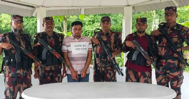বড়লেখা সীমান্তে বিজিবির হাতে আটক ভারতীয় চোরাকারবারি