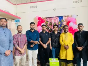 কেক কাটার আগে ক্ষুধার্ত মানুষের মুখে খাবার তুলে দিলেন তানিম