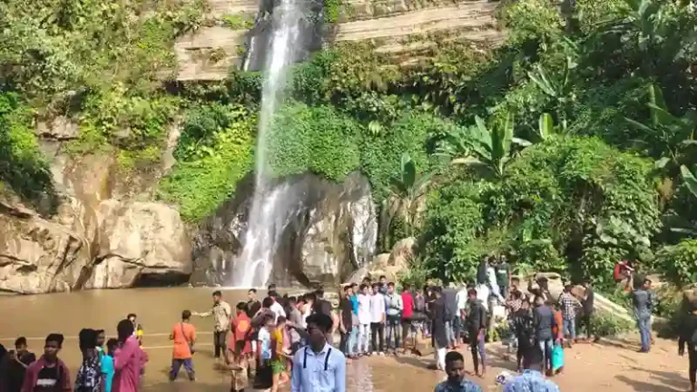 ঈদের ছুটিতে প্রকৃতির টানে মাধবকুন্ডে পর্যটকের ঢল