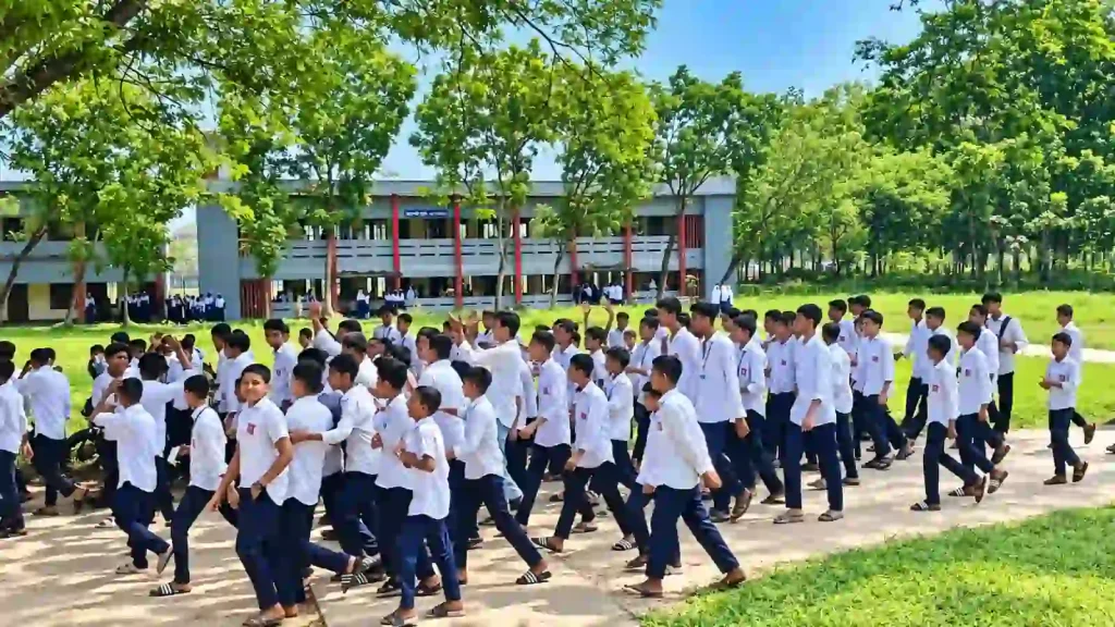 বরই ফুলের ওপর উড়ে এসে বসেছে বোলতা। বোদিপুর, রাঙামাটি
