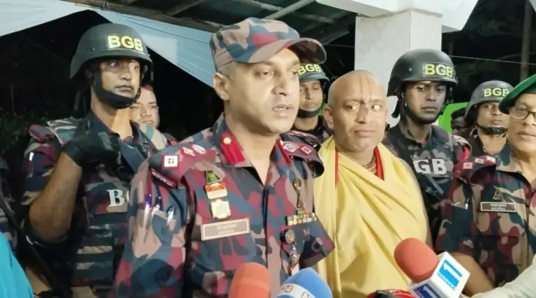 জকিগঞ্জে দুর্গাপূজার মণ্ডপ পরিদর্শনে বিজিবি অধিনায়ক