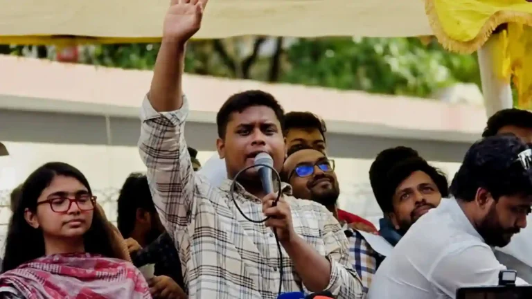 ভোটকেন্দ্রের ৪০০ গজের মধ্যে মোবাইল নিষিদ্ধ ভোট চুরির সুযোগ : হাসনাত আবদুল্লাহ