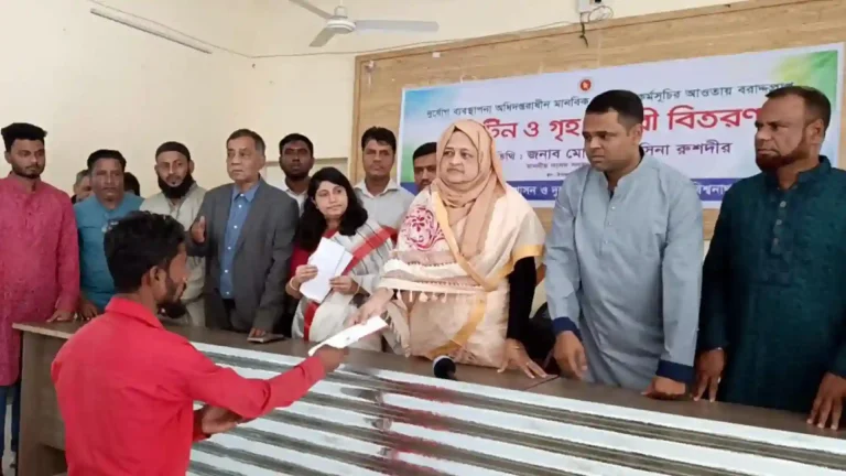 বিশ্বনাথে শিলাবৃষ্টিতে ক্ষতিগ্রস্তদের মধ্যে ঢেউটিন ও নগদ অর্থ বিতরণ