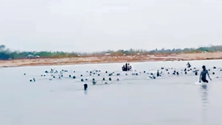 তাহিরপুরে নদীতে খেয়া নৌকা ডুবে প্রাণ গেল শিশু সুফিয়ার