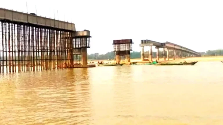 ঝড়ে ভেঙে পড়ল তাহিরপুরের নির্মাণাধীন সেতুর ৫ গার্ডার