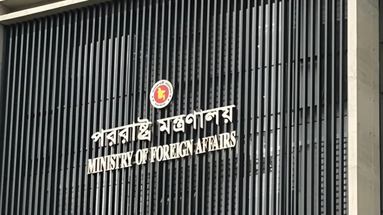 নয়াদিল্লিতে সাজাপ্রাপ্ত গণহত্যাকারী শেখ হাসিনাকে সংবাদমাধ্যমের মুখোমুখি হতে দেওয়ায় ঢাকার তীব্র ক্ষোভ