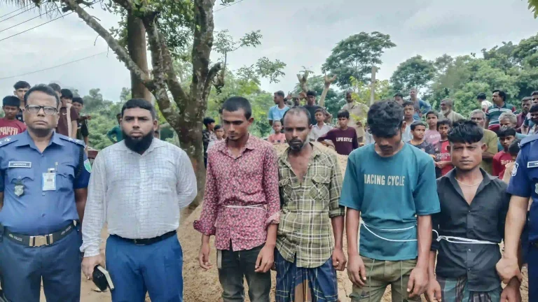 দোয়ারাবাজারে নদী থেকে অবৈধ বালু উত্তোলন ৪ জনের ২ লাখ টাকা জরিমানা