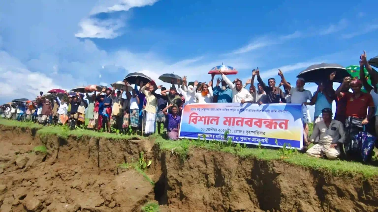 ড্রেজার বসিয়ে বালু তোলায় নদীভাঙন, গোয়াইনঘাটে এলাকাবাসীর মানববন্ধন
