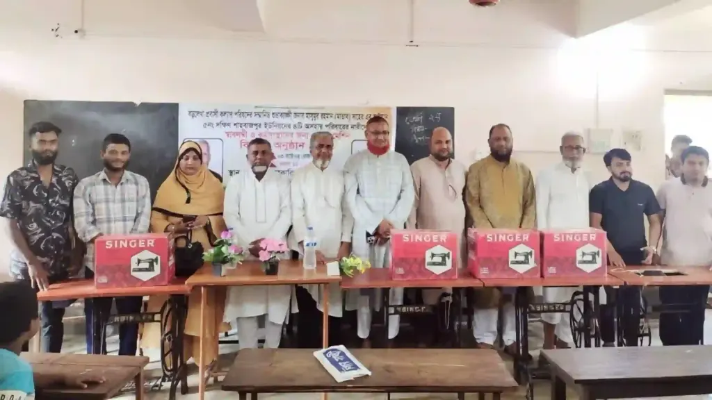 বড়লেখায় ৪ অসহায় নারীর কর্মসংস্থানে সেলাই মেশিন দিল প্রবাসী কল্যাণ পরিষদ