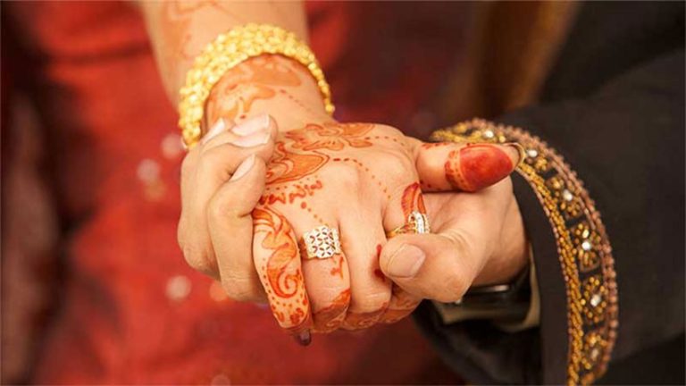 মেয়ের জন্য পছন্দ করা পাত্রের হাত ধরে পালিয়েছেন মা