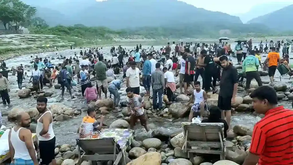 ঈদের ছুটিতে সিলেটের সাদাপাথরে পর্যটকের ঢল