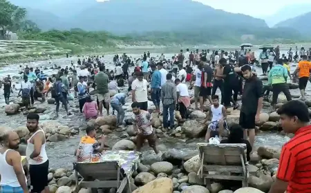 ঈদের ছুটিতে সিলেটের সাদাপাথরে পর্যটকের ঢল